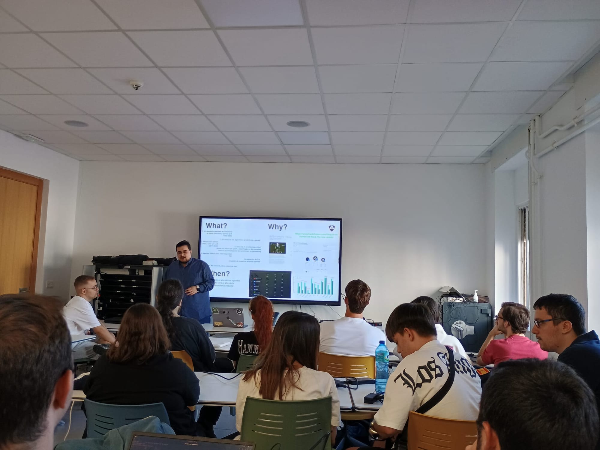 Luis Javier Navarrete explicando conceptos de pentesting